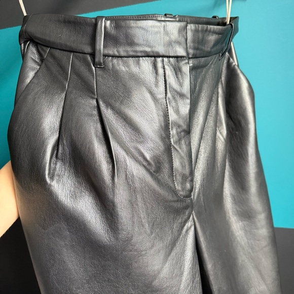 The Effortless Pant™ New
High-waisted wide-leg Vegan Leather pants si 10 - Picture 8 of 16